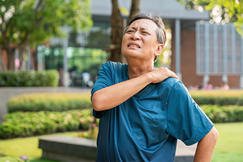 Shoulder & Arm Pain Treatment Shoulder and Arm Pain Treatment in the Douglas County, NE: Omaha, Ralston, Bennington, Valley, Elkhorn, Sarpy County, NE: Bellevue, Papillion, La Vista, Gretna, Elkhorn area